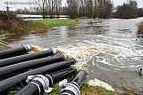 14-01-2023 Terheijden - Door de vele regenval is het water van de IJsbaan zo hoog komen te staan dat deze schade veroorzaakt en de ijsbaan deels leeg gepompt moet worden.
 - Fotokrant